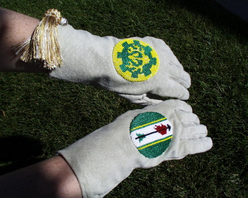 Queens' Gloves