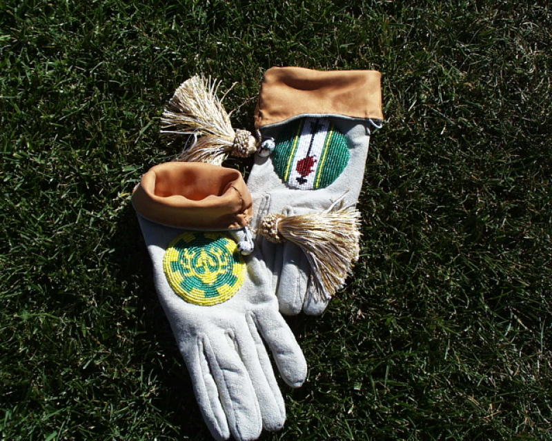 Queens' Gloves